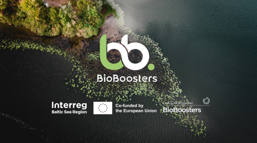 BioBoosters-logo, jonka taustalla merta ja rannikkoa. Kuvassa tekstit: BioBoosters, Interreg Baltic Sea Region, Co-funded by the European Union, Circular Economy - BioBoosters.